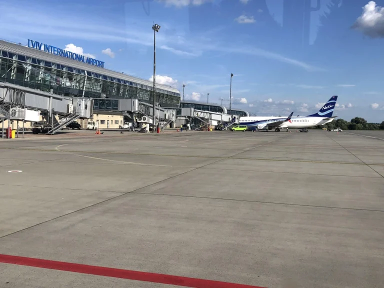 Чи літають літаки зі Львова під час війни