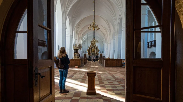 Можно ли в церковь в брюках: правда о дресс-коде в храмах Украины