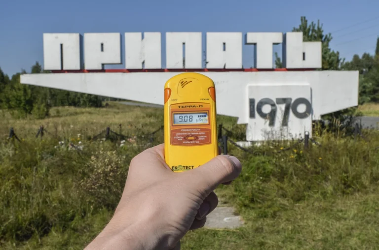 Який прилад застосовують для вимірювання дози радіоактивного випромінювання