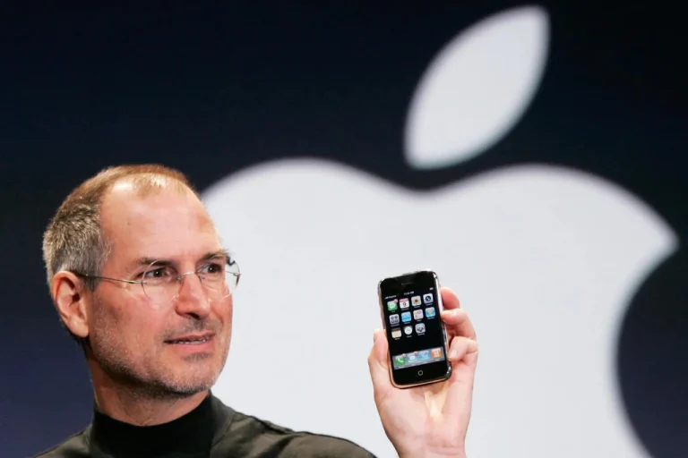 Скільки коштує перший iPhone: від 499 доларів у 2007 році до колекційних скарбів 2026-го