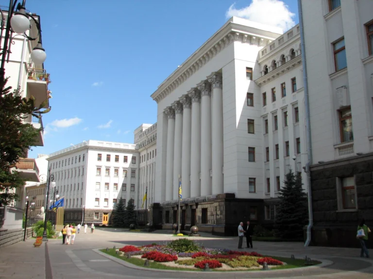 Центральний орган виконавчої влади в системі виконавчої влади України: статус і повноваження