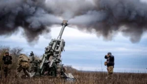 Українська артилерія веде вогонь під час боїв на Покровському напрямку