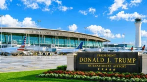 Міжнародний аеропорт президента Дональда Дж. Трампа у Флориді з новою вивіскою