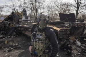 Український десантник на тлі знищеної російської техніки на Словянському напрямку