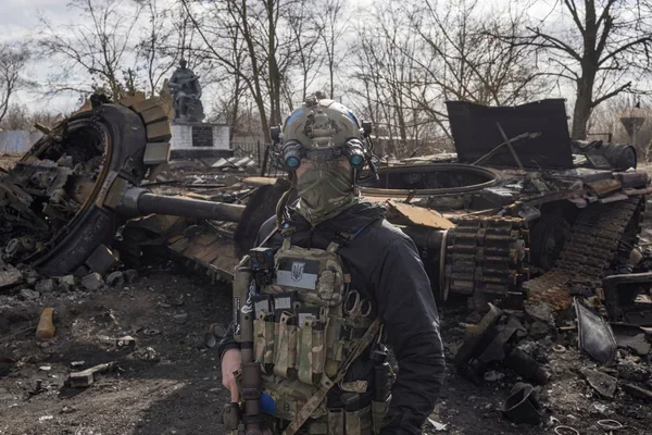 Український десантник на тлі знищеної російської техніки на Словянському напрямку