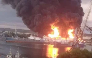 Пожежа в порту Керчі після удару дронів СБУ по інфраструктурі