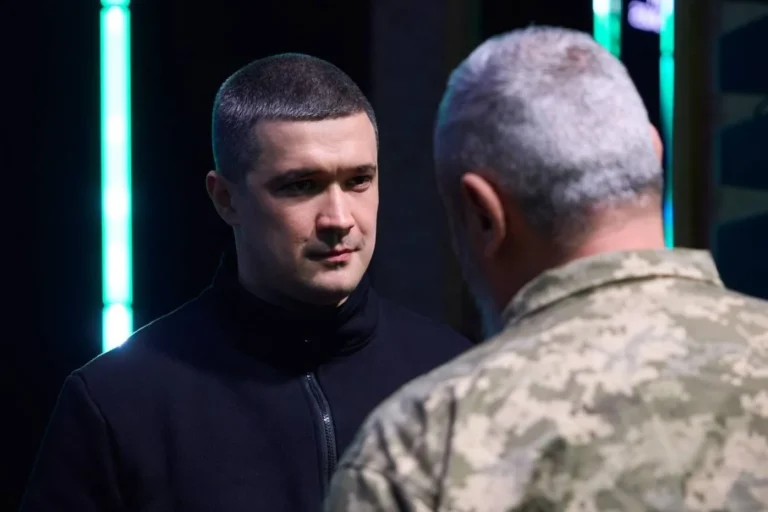 Михаил Федоров обсуждает мобилизацию и реформы в войске с офицером