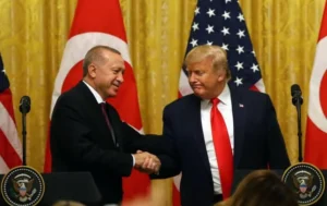 Ердоган і Трамп тиснуть руки на тлі прапорів Туреччини та США щодо НАТО