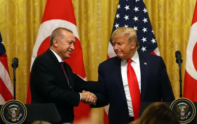 Ердоган і Трамп тиснуть руки на тлі прапорів Туреччини та США щодо НАТО