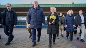 Урсула фон дер Ляєн з букетом квітів під час візиту до Києва