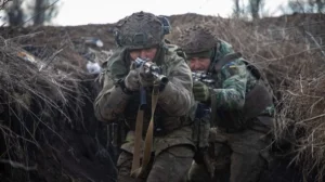 Українські бійці в траншеї під час зіткнень з ворогом на фронті