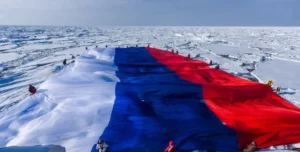 Російський прапор на крижаному покриві Арктики як символ присутності