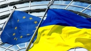 Прапори ЄС та України перед будівлею Європейського парламенту