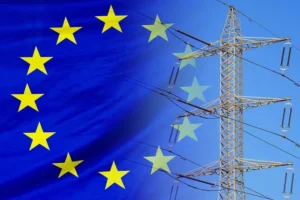 Прапор ЄС та електроопора, що символізують енергопостачання Європи під контролем