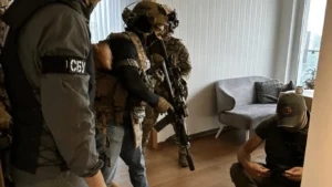 Озброєні співробітники СБУ проводять обшуки у власника «Бабеля»