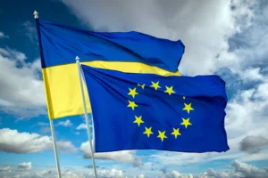 Прапори України та ЄС символізують план реформ для вступу до 2027 року