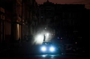 Темна вулиця Куби з автомобілем під час повного блекауту енергосистеми