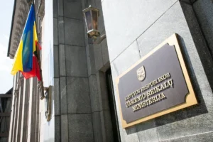 Министерство иностранных дел Литвы с флагом Украины во время ноты протеста РФ