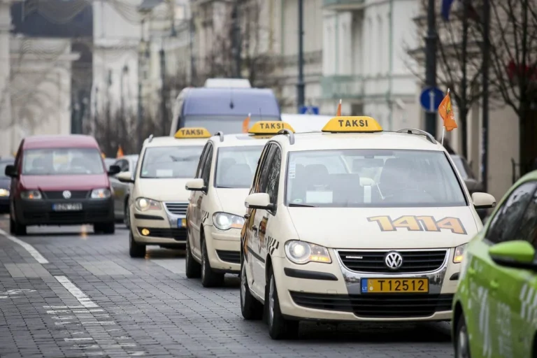 Литва змушує іноземних таксистів опанувати литовську до 2028