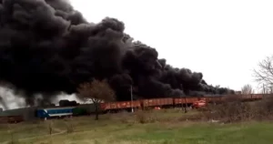 Пожежний поїзд гасить масштабну пожежу на Київщині