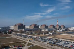 Запорізька АЕС з реакторними блоками та великим паркінгом автомобілів
