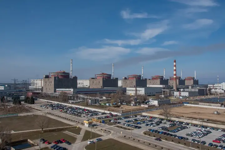 Запорізька АЕС з реакторними блоками та великим паркінгом автомобілів