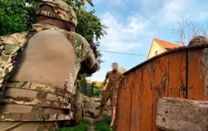 Боєць КОРД прицілюється в підозрюваного військового СЗЧ на Дніпропетровщині