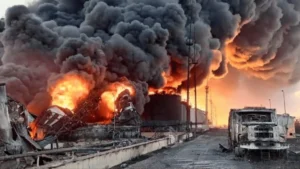Палаюча нафтобаза в Твері після удару з трьома знищеними резервуарами