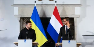 Президент України та представник Нідерландів на прес-конференції з прапорами двох країн
