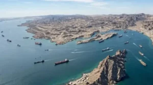Ормузька протока з численними суднами на міжнародному морському шляху