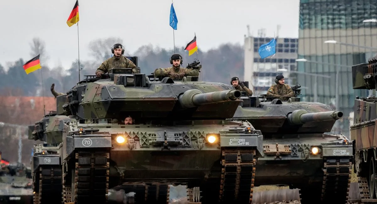 Німецькі танки Leopard на параді під прапорами Німеччини та НАТО