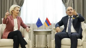 Урсула фон дер Ляєн та Нікол Пашинян під час зустрічі в Єревані щодо підтримки ЄС