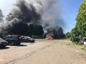 Наслідки обстрілу автомобіля з цивільними в Золочеві на Харківщині