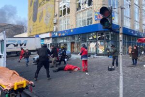 Постраждалі на вулиці Херсона після російського артобстрілу житлових будинків