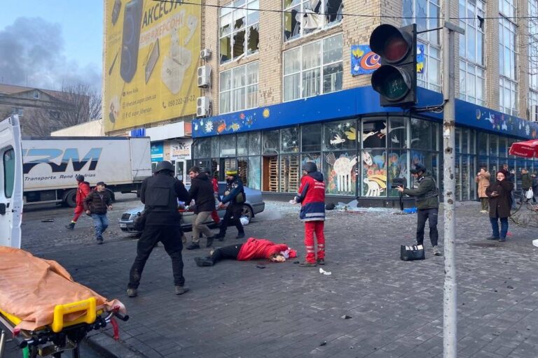 Пострадавшие на улице Херсона после российского артобстрела жилых домов