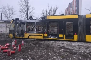 Пошкоджений трамвай PESA після обстрілу Києва в депо