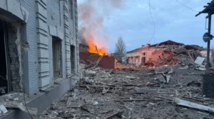 Зруйновані будівлі та пожежа після обстрілів на Донеччині