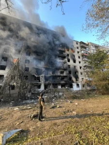 Пошкоджена багатоповерхівка після атаки дронами в Донеччині