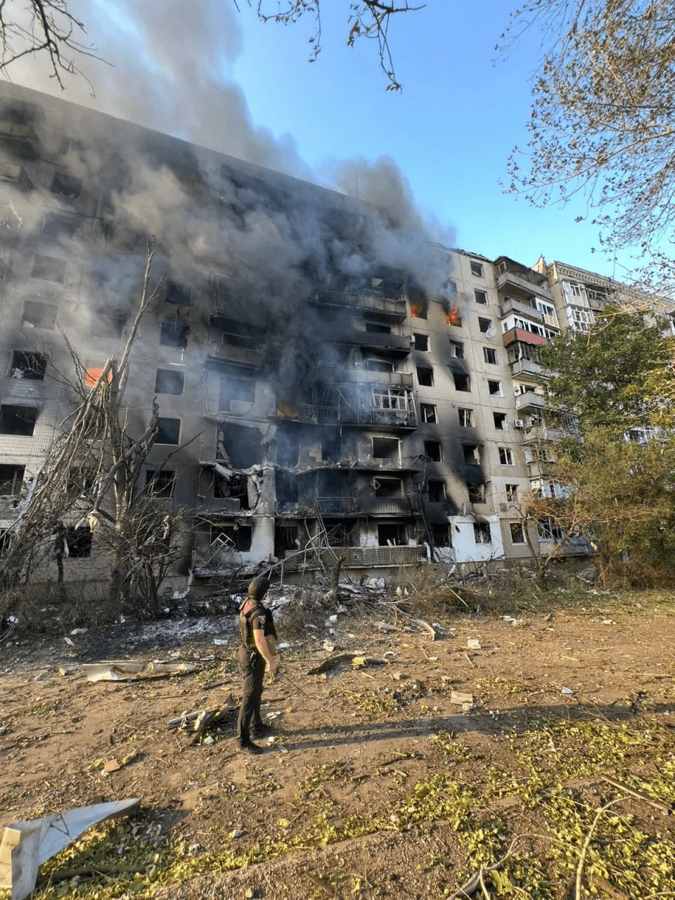 Пошкоджена багатоповерхівка після атаки дронами в Донеччині