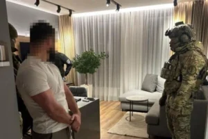 Військовослужбовець затримує наркозалежного чоловіка з наручниками в квартирі
