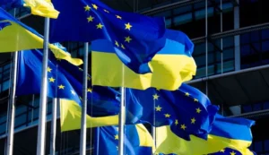 Прапори України та ЄС перед будівлею як символ шляху до членства