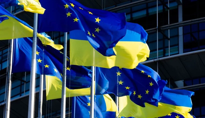 Флаги Украины и ЕС перед зданием как символ пути к членству