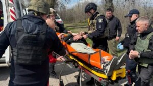 Поліція та рятувальники евакуюють пораненого після обстрілів на Дніпропетровщині