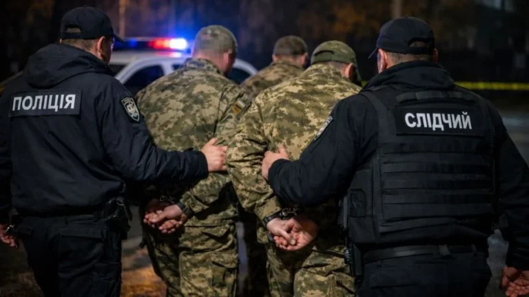 Полицейские сопровождают задержанных военнослужащих Мариупольского ТЦК