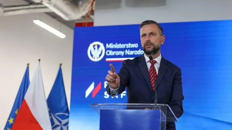 Польський міністр: придатні українці мають служити вдома