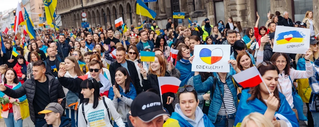 Поляки на мітингу з прапорами України та Польщі на підтримку Києва