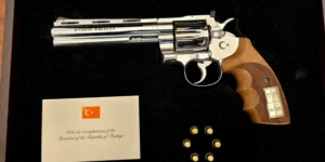 Револьвер Smith & Wesson, подарований Ердоганом премєр-міністру Бельгії Де Веверу