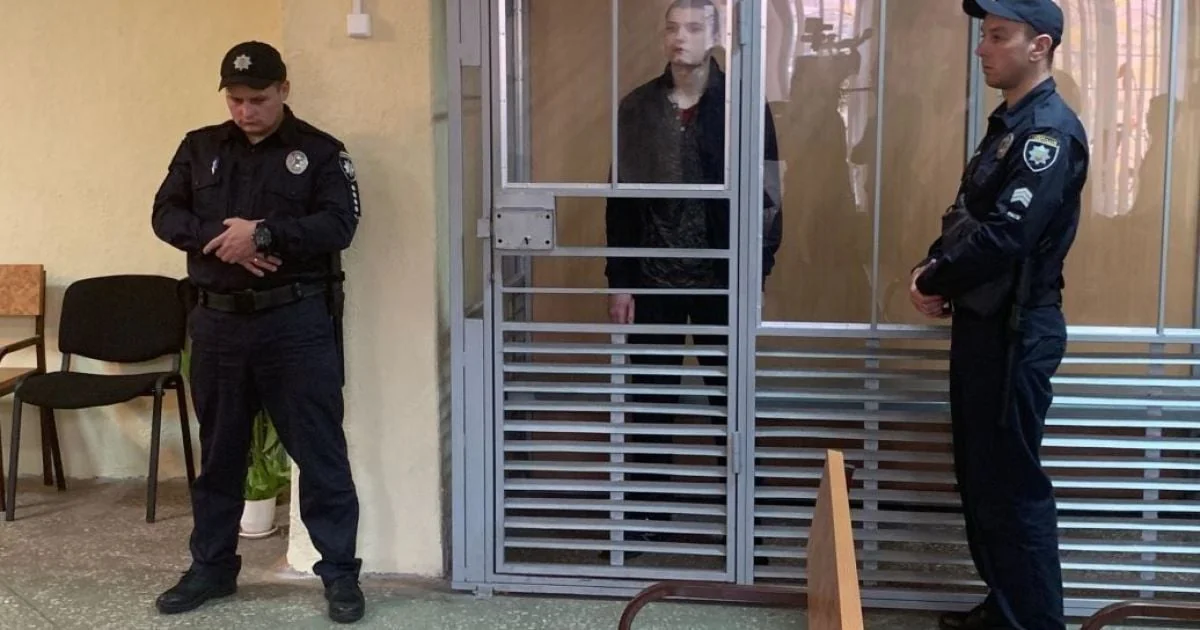 Син радниці ТПП під вартою в супроводі двох поліцейських