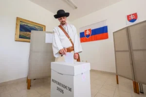 Чоловік у традиційному вбранні голосує на референдумі у Словаччині