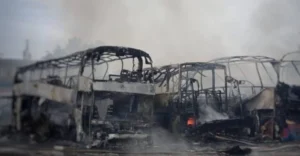 Згорілі автобуси на території транспортного підприємства в Одесі після удару РФ